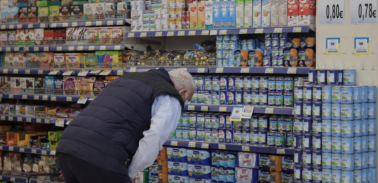 Άνθρωπος μπροστά από προϊόντα σε σούπερ μάρκετ