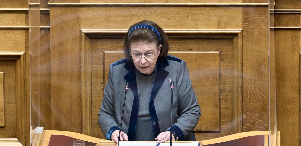 Η Λίνα Μενδώνη στο βήμα της Βουλής