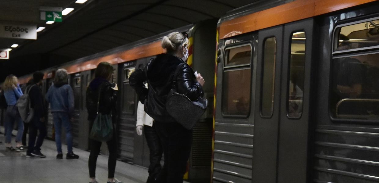 Άνθρωποι σε σταθμό του μετρό