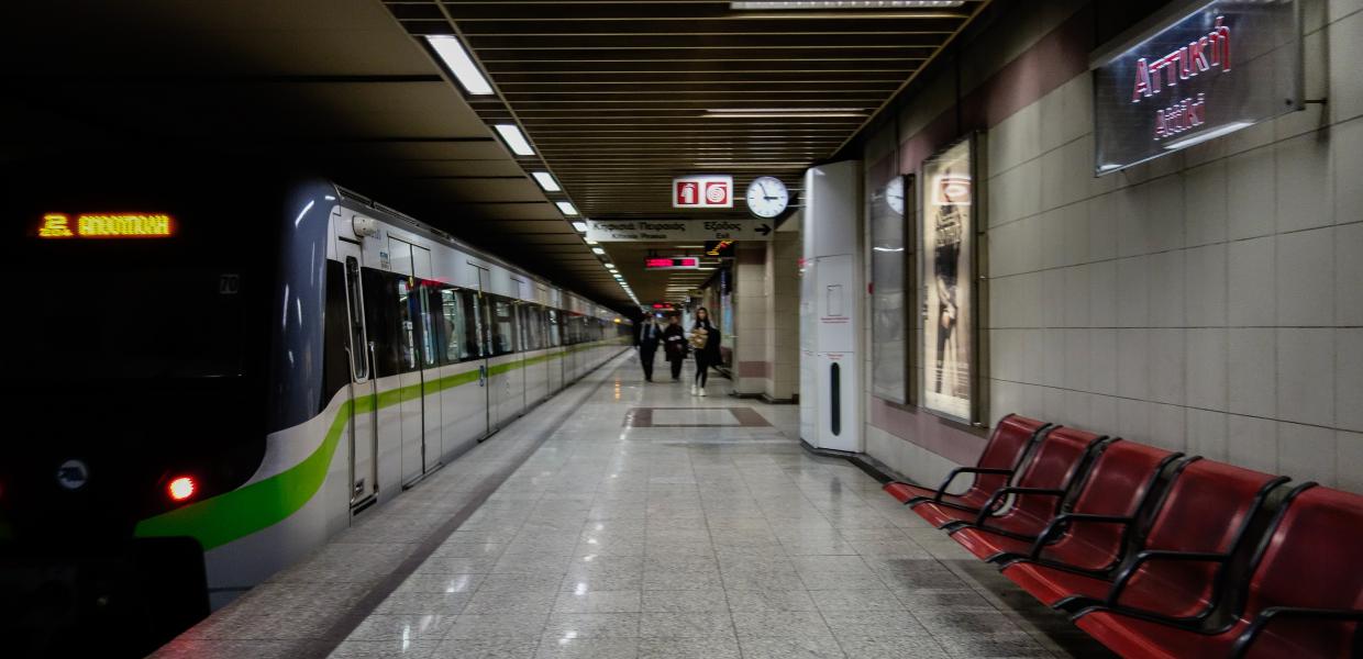 Συρμός περνά από στάση Μετρό