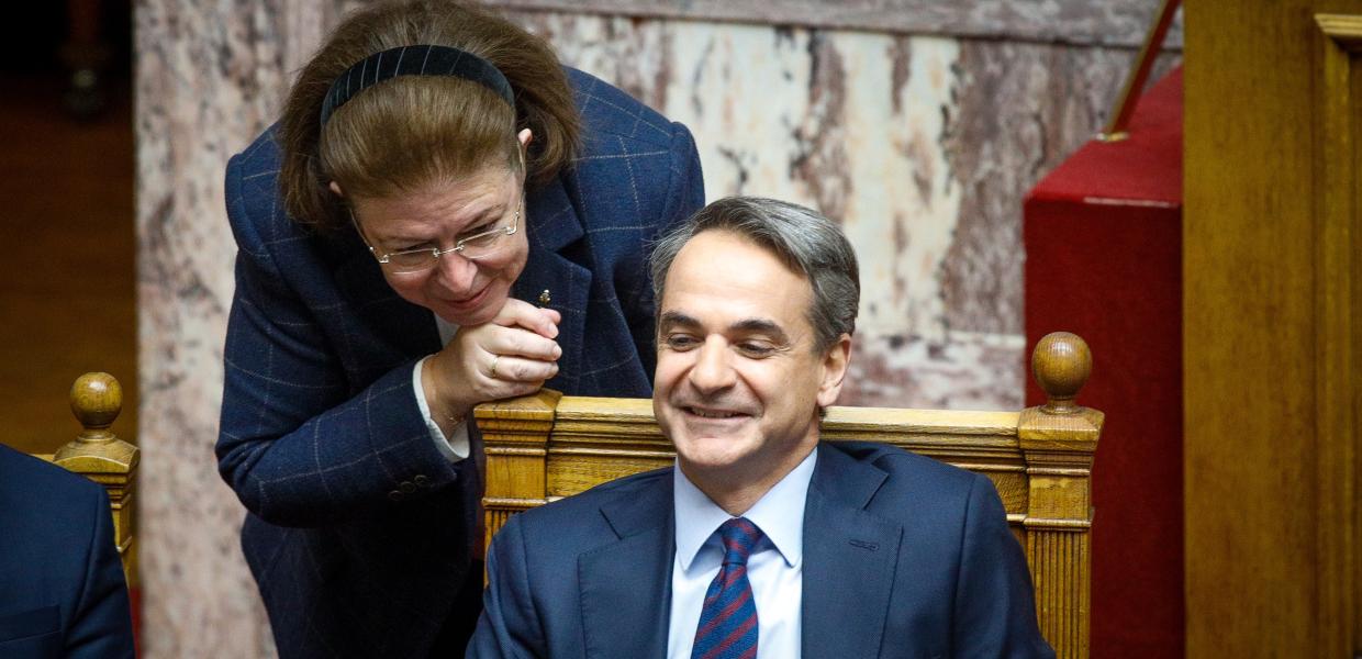 Λίνα Μενδώνη και Κυριάκος Μητσοτάκης στη Βουλή