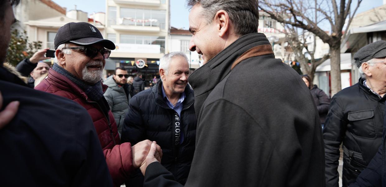 Ο Κυριάκος Μητσοτάκης με συνταξιούχο