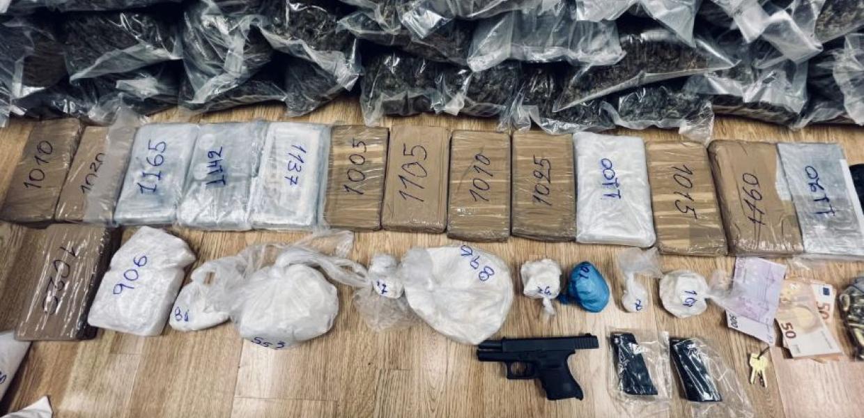 Όπλα και ναρκωτικά που κατάσχεσε η αστυνομία στην Αττική