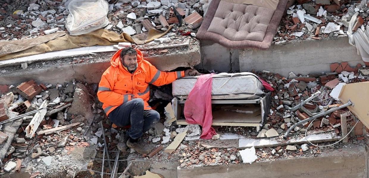 Τούρκος πατέρας κρατά το χέρι της νεκρής κόρης του μέσα στα χαλάσματα μετά τον σεισμό