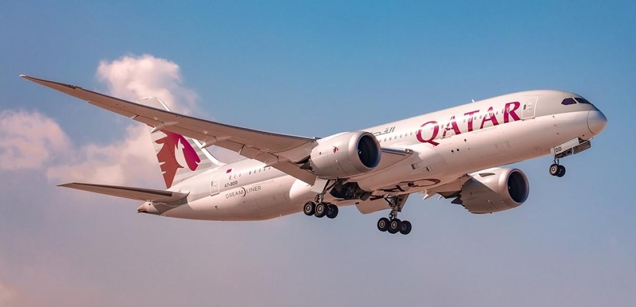 αεροπλάνο της Qatar airwais την ώρα που πετάει 