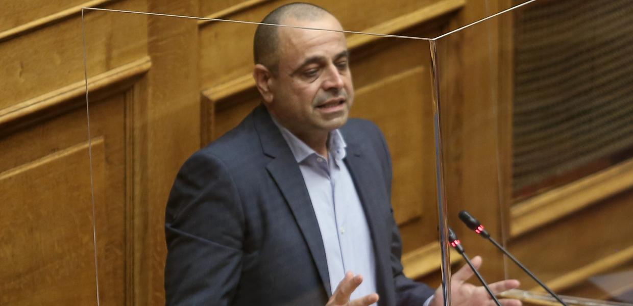Ο Νεκτάριος Σαντορινιός στο βήμα της Βουλής
