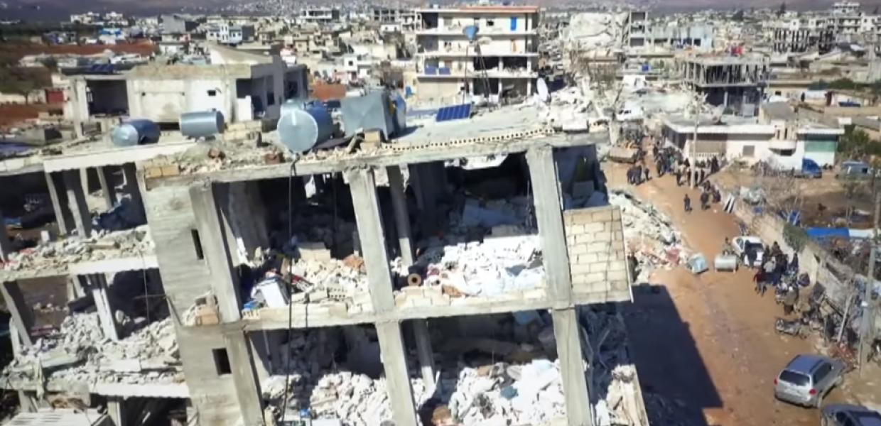 κτήριο έπεσε από τον σεισμό στην Βόρεια Συρία
