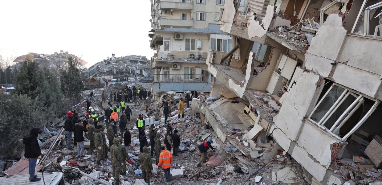 Ψάχνουν επιζώντες στα ερείπια μετά τον σεισμό στην Τουρκία