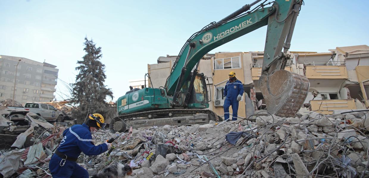 Εργάτες στα κτίρια που καταστράφηκαν από τον σεισμό στην Τουρκία