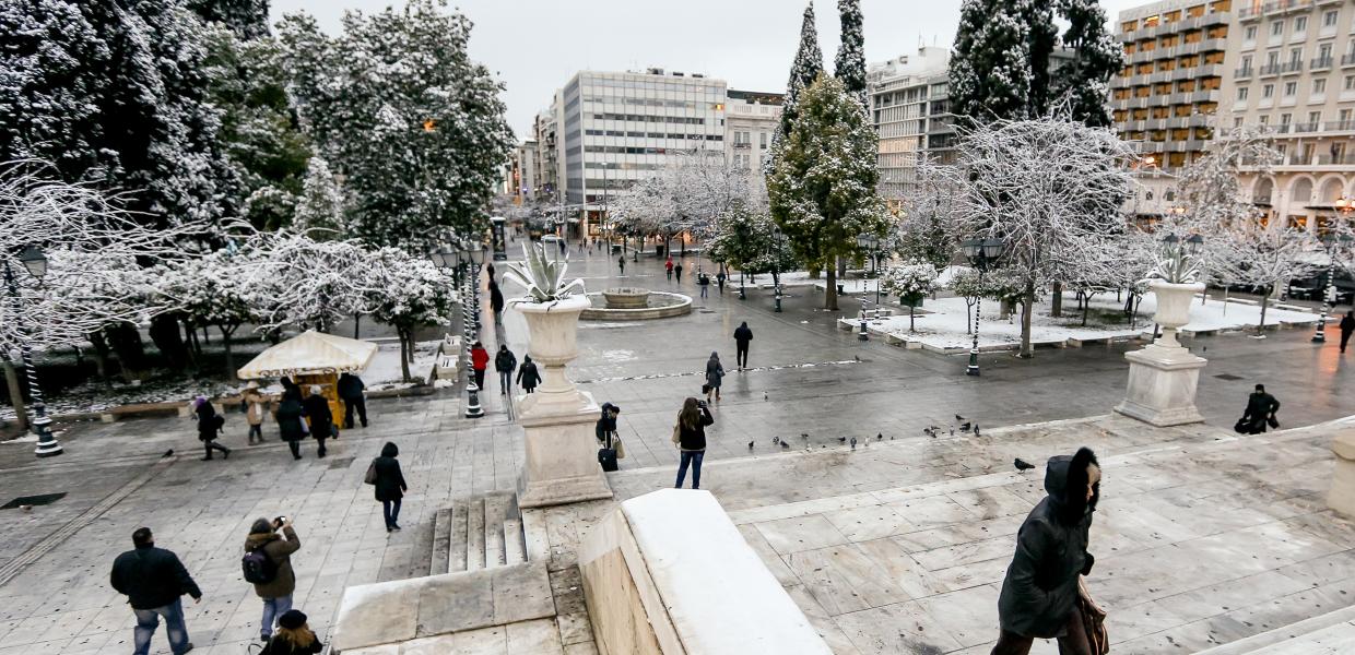 Πολίτες στην χιονισμένη πλατεία Συντάγματος