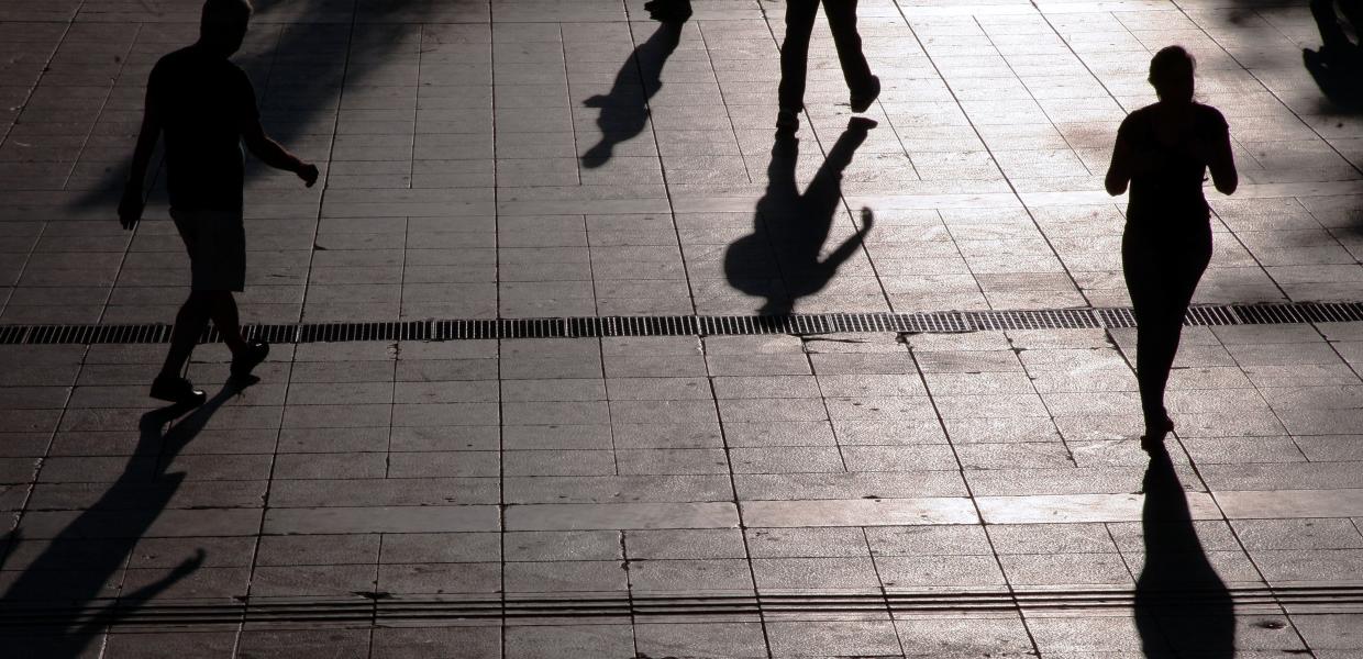 Σκιές ανθρώπων που περπατούν στον δρόμο