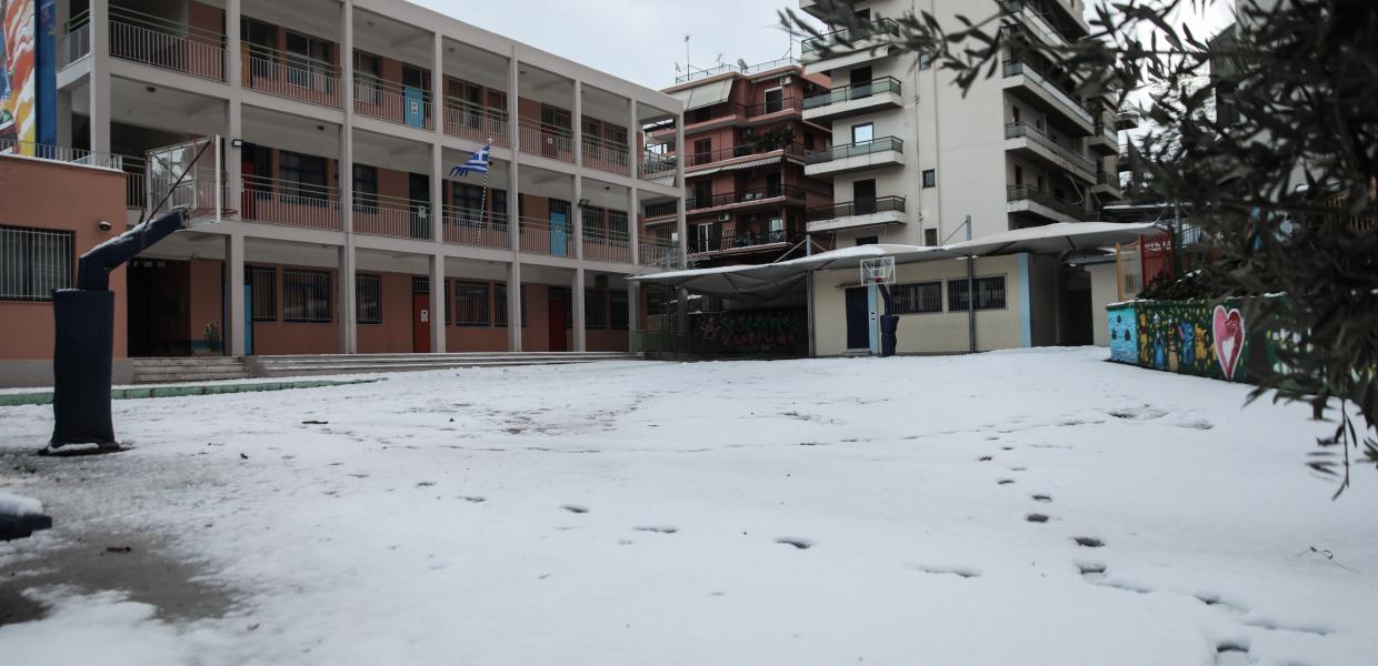 προαύλιο σχολείου με χιόνι 