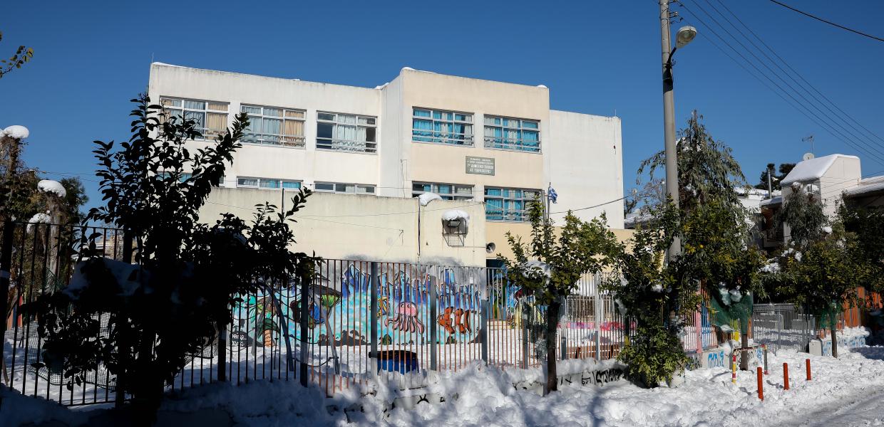 Σχολείο χιονισμένο προαύλιο 