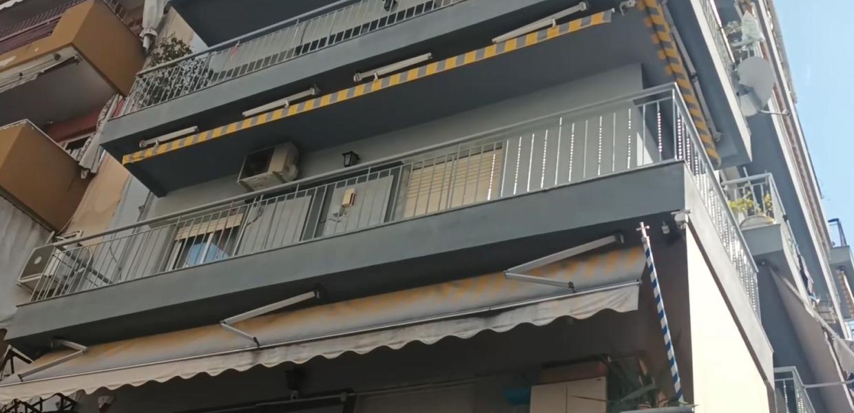 Μπαλκόνια σπιτιών σε πολυκατοικία