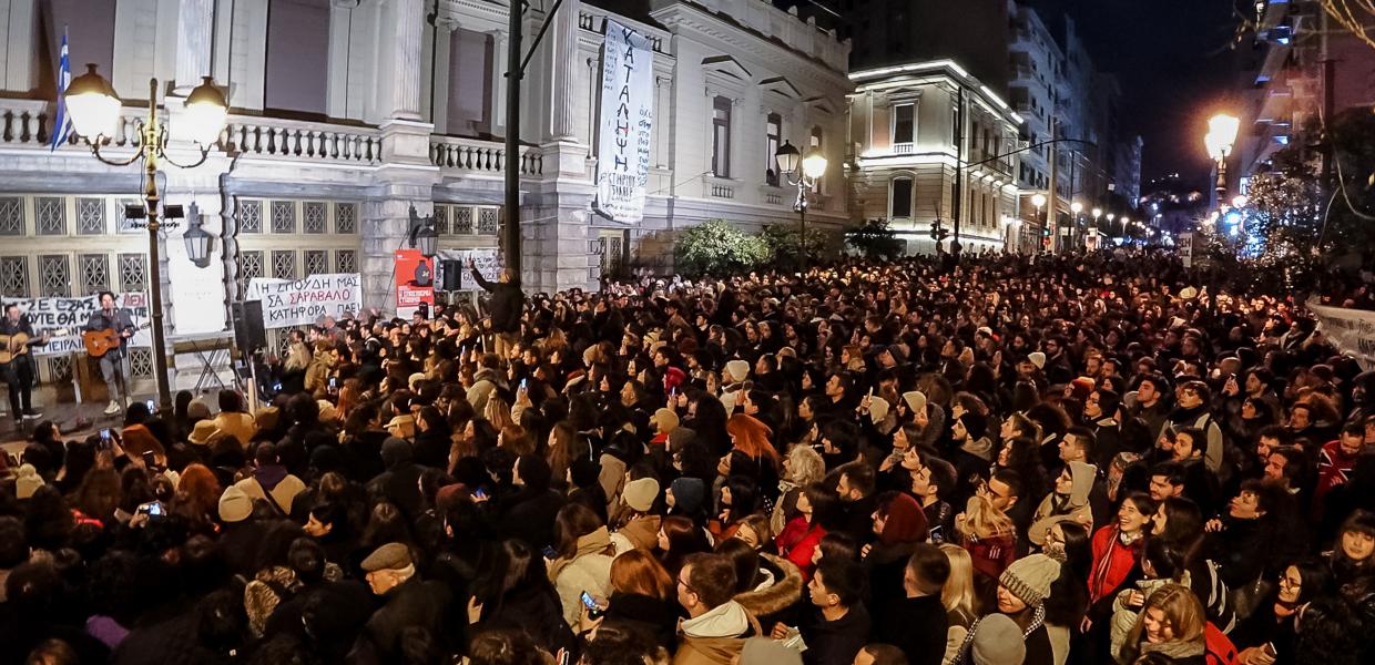 Συναυλία καλλιτεχνών μπροστά στο Εθνικό Θέατρο