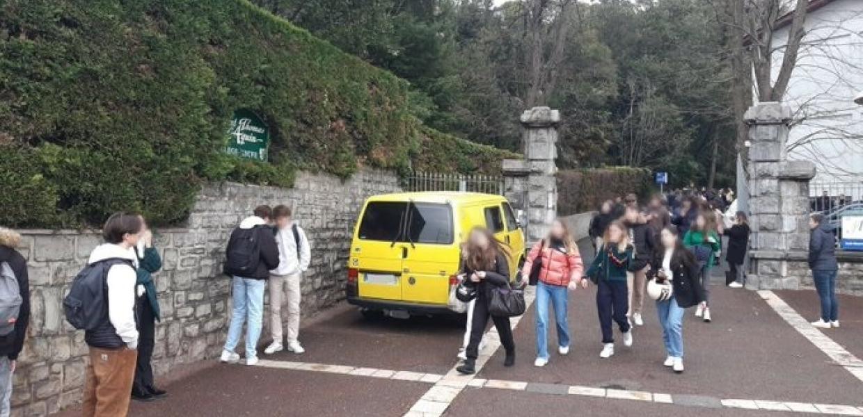 μαθητές έξω από το σχολείο όπου μαθητής δολοφόνησε δασκάλα