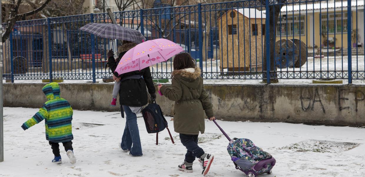 Μαθητές πάνε στο σχολείο με χιόνι