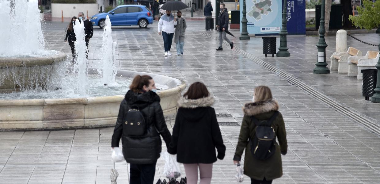 Άνθρωποι περπατούν στο Σύνταγμα