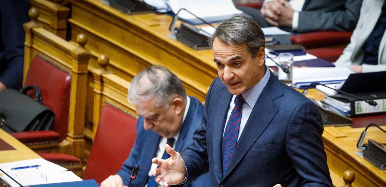 Τάκης Θεοδωρικάκος και Κυριάκος Μητσοτάκης στη Βουλή