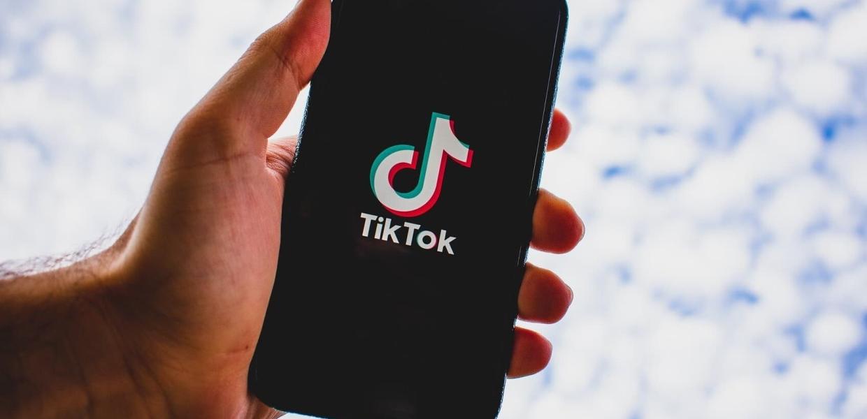Άμεση απεγκατάσταση του TikTok ζητείται από όλους εντός Κομισιόν