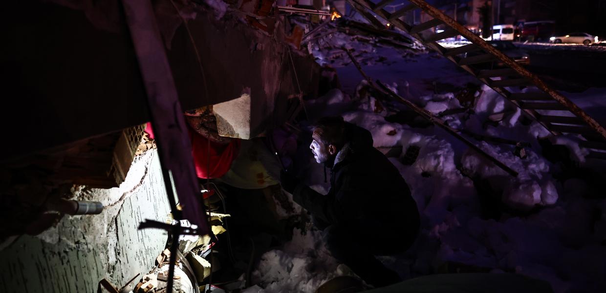 Έρευνες στα συντρίμμια στην Τουρκία μετά από τον σεισμό