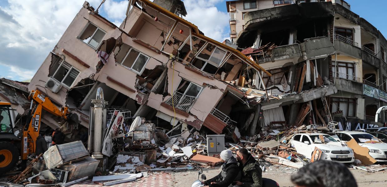 Κτίριο υπό κατάρρευση μετά τον σεισμό στην Τουρκία
