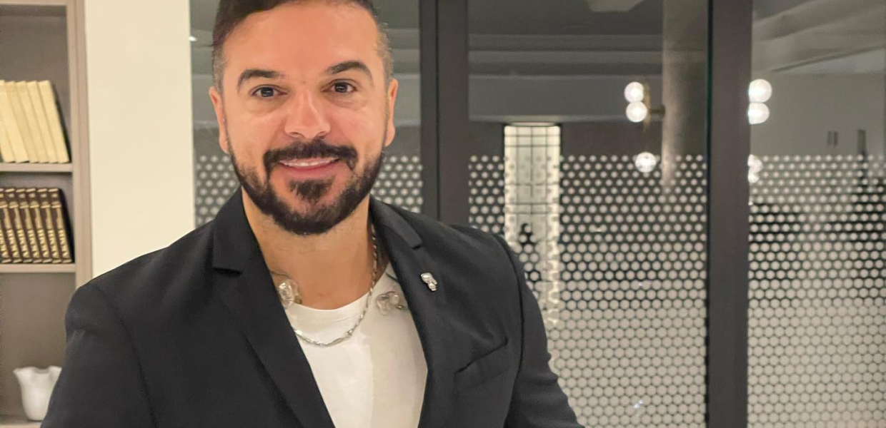 Ο τραγουδιστής Τριαντάφυλλος