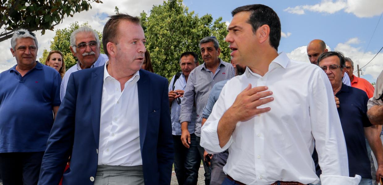 Ο Αλέξης Τσίπρας με κόσμο στη Θεσσαλία