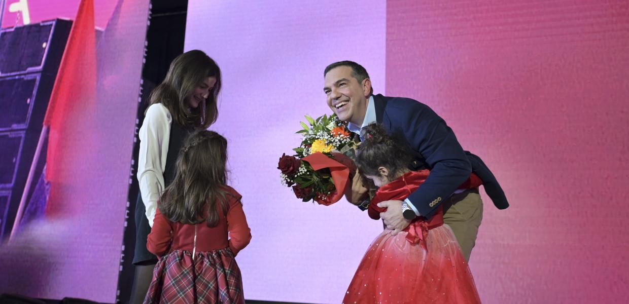 Ο Αλέξης Τσίπρας αγκαλιάζει την κόρη του Αλέξανδρου Νικολαΐδη