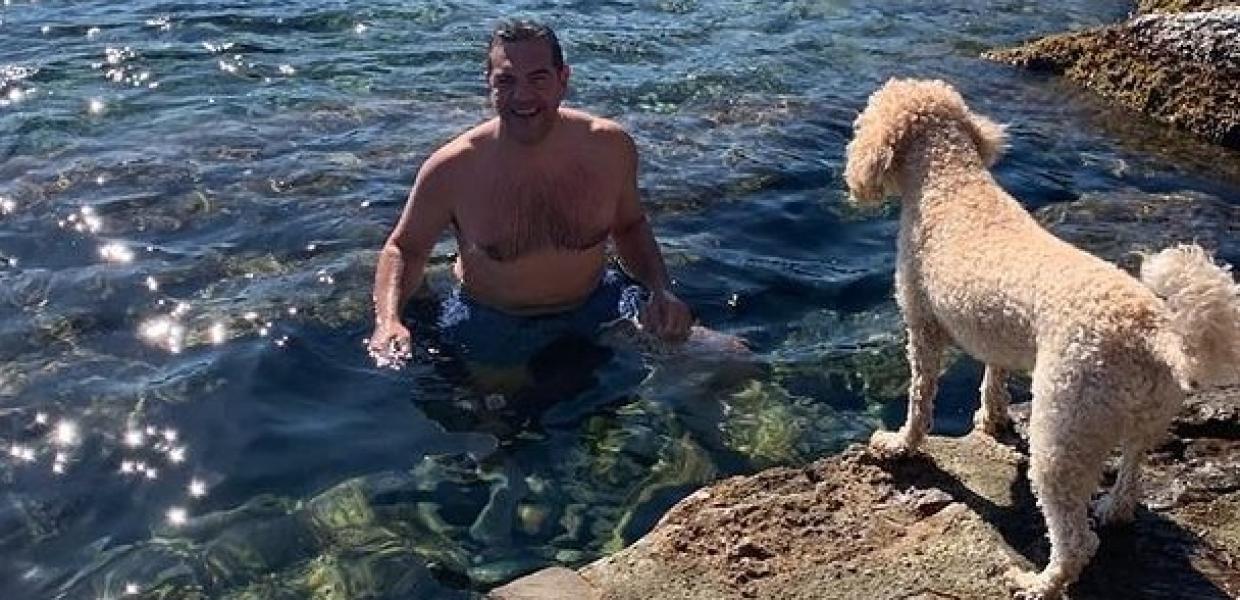 Ο Αλέξης Τσίπρας κάνει μπάνιο