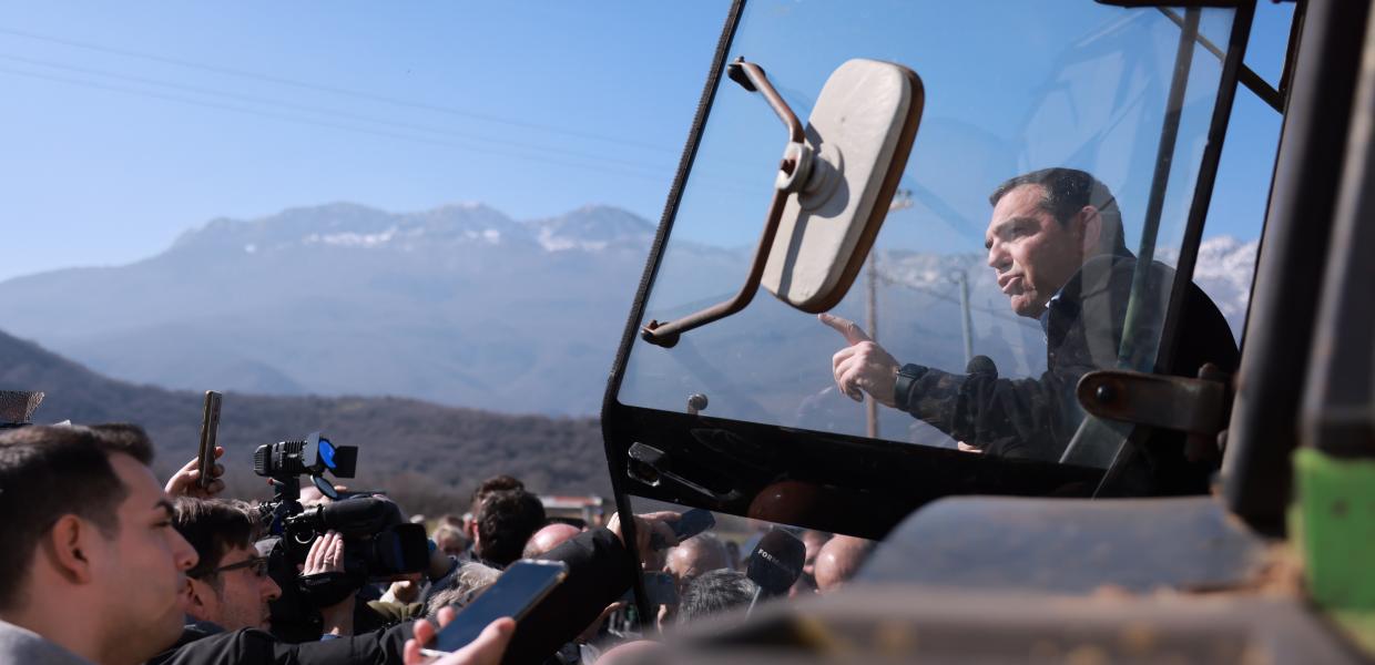 Ο Αλέξης Τσίπρας πάνω σε τρακτέρ
