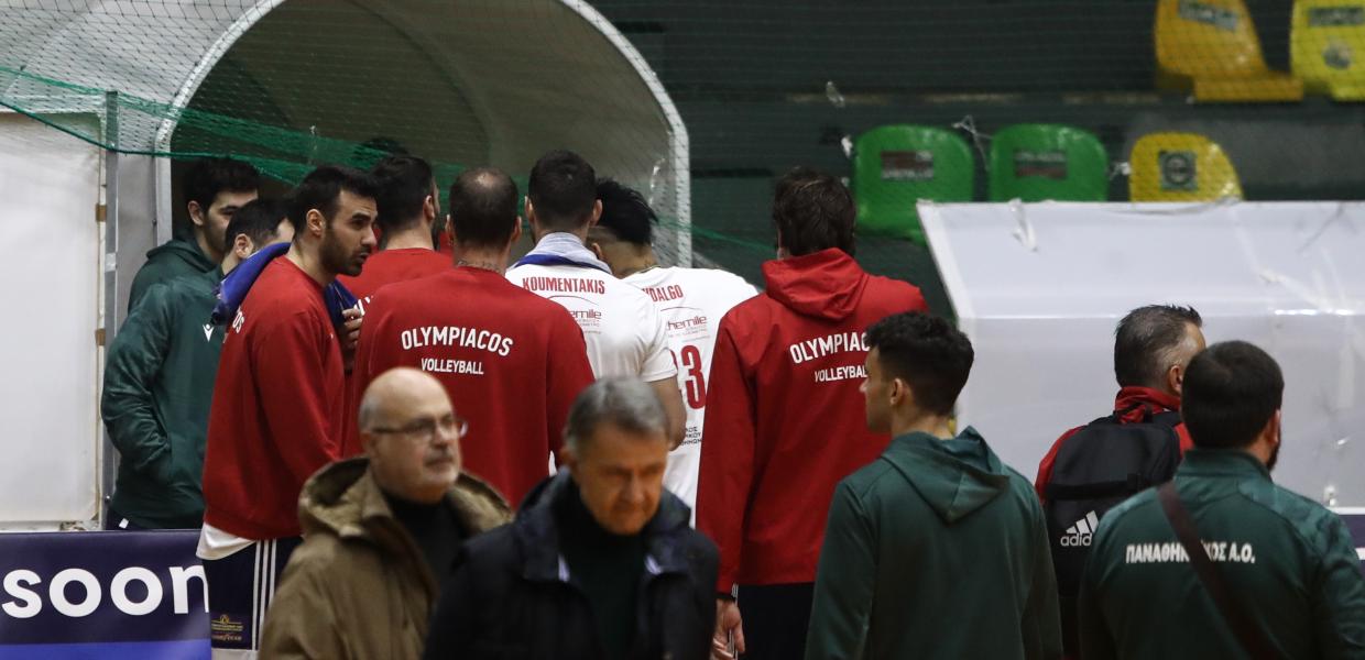 Αθλητές αποχωρούν για τα αποδυτήρια