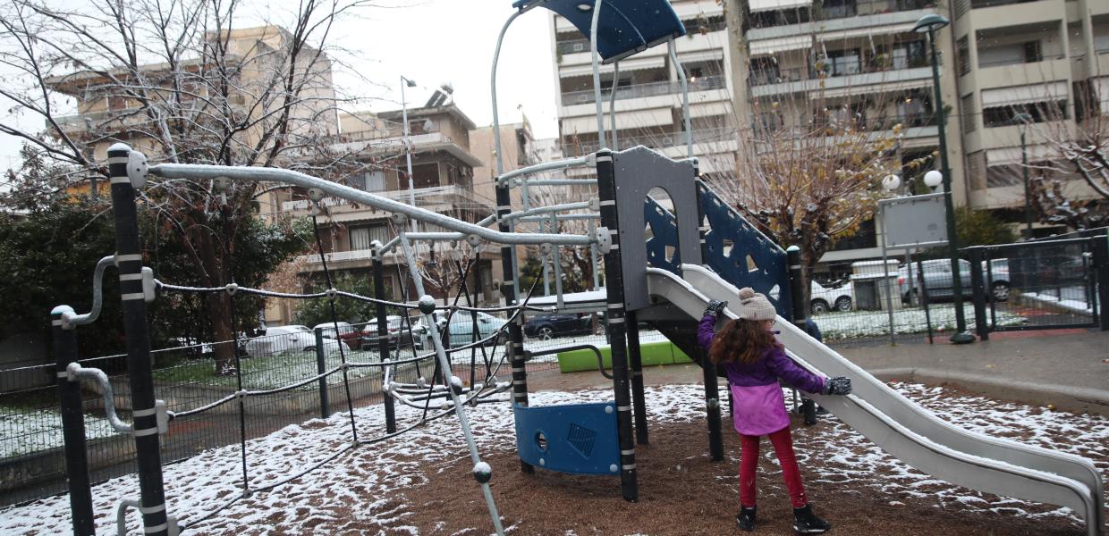 Χιόνια σε παιδική χαρά στη Νέα Σμύρνη