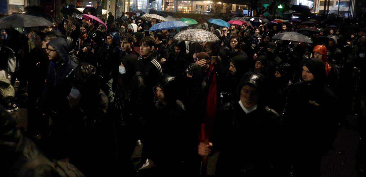 Κόσμος με ομπρέλες και αδιάβροχα στην πορεία για την τραγωδία στα Τέμπη