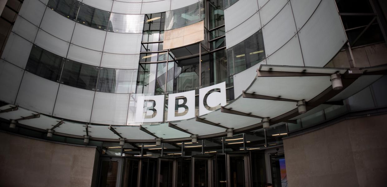 Εσωτερικό κτιρίου του BBC με το λογότυπό του