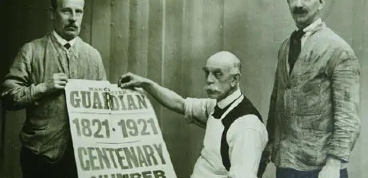 Τρεις άντρες κρατάνε το εξώφυλλο της εφημερίδας The Guardian, του 1921