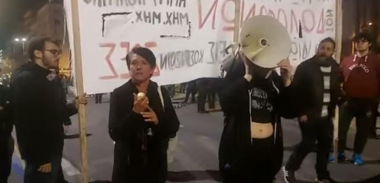 Η μητέρα του Ιάσονα που σκοτώθηκε σε τροχαίο μπροστά από τη Βουλή μιλάει στους διαδηλωτές 