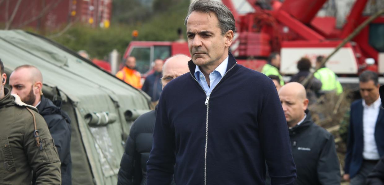 Ο Μητσοτάκης με κλιμάκιο στα Τέμπη