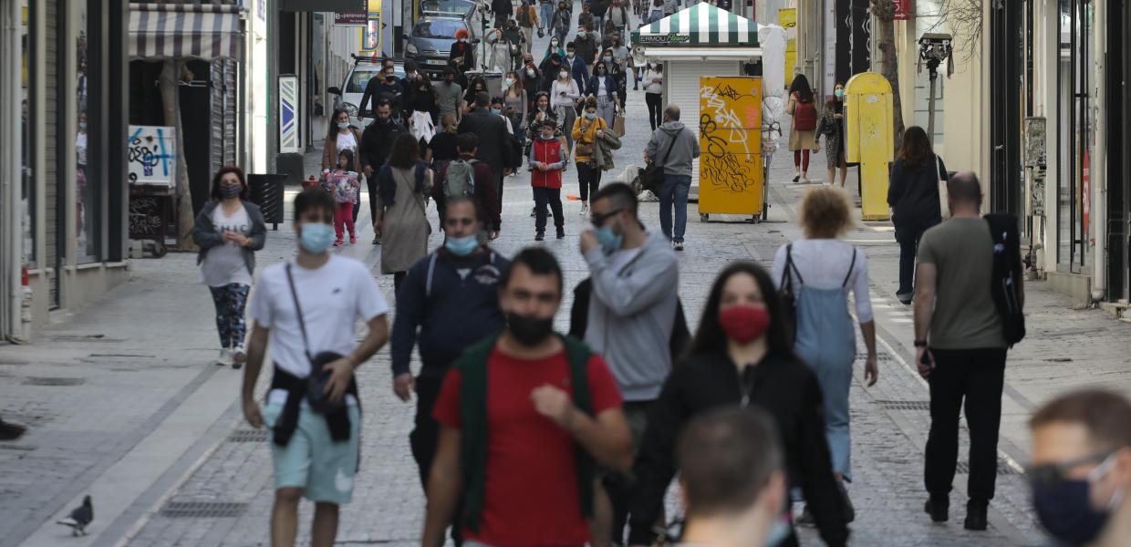 Άνθρωποι στο κέντρο της Αθήνας με μάσκα