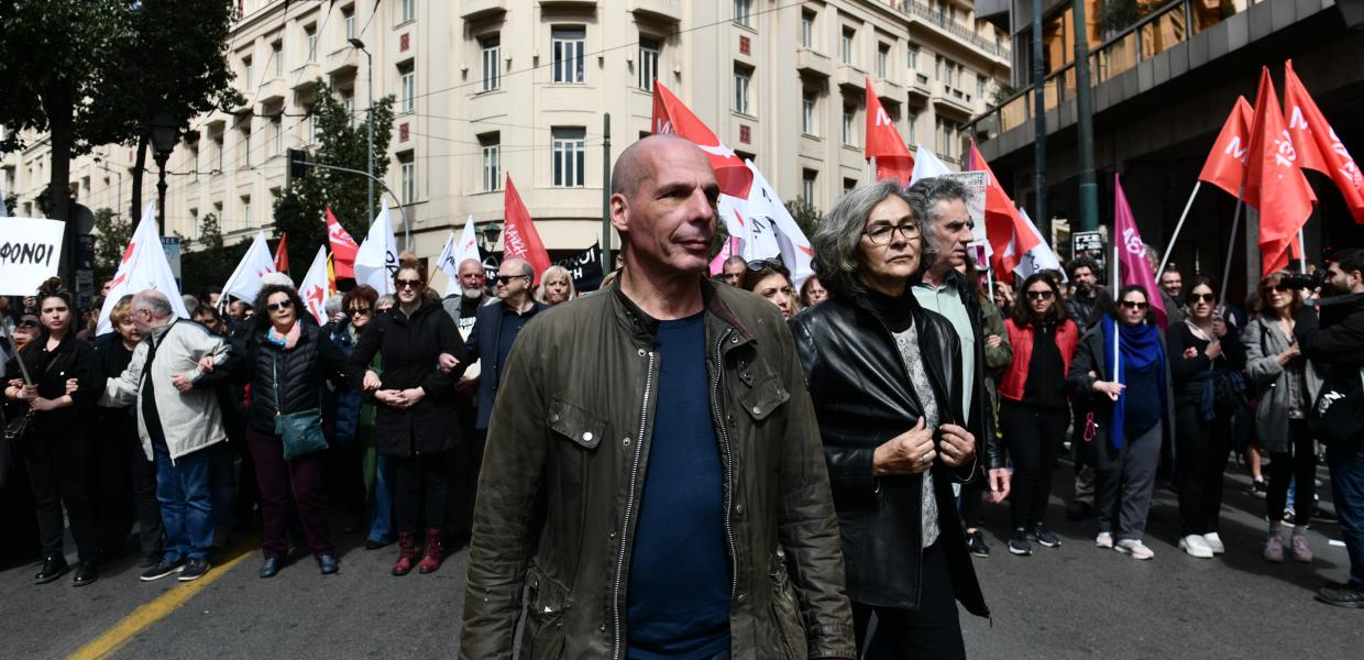 Ο Γιάνης Βαρουφάκης στην πορεία για την τραγωδία στα Τέμπη