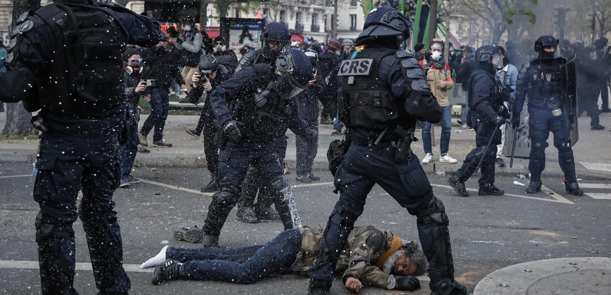 Πεσμένος άνθρωπος σε διαδήλωση στο Παρίσι