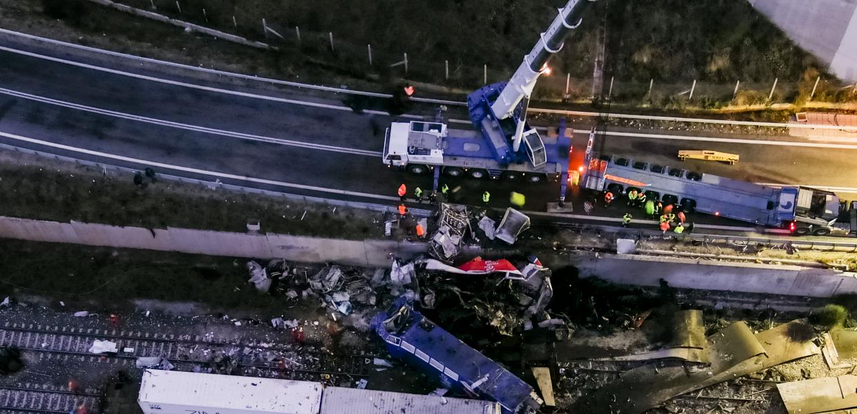 Τα δύο τρένα που συγκρούστηκαν στα Τέμπη κατεστραμμένα από το φοβερό δυστύχημα 