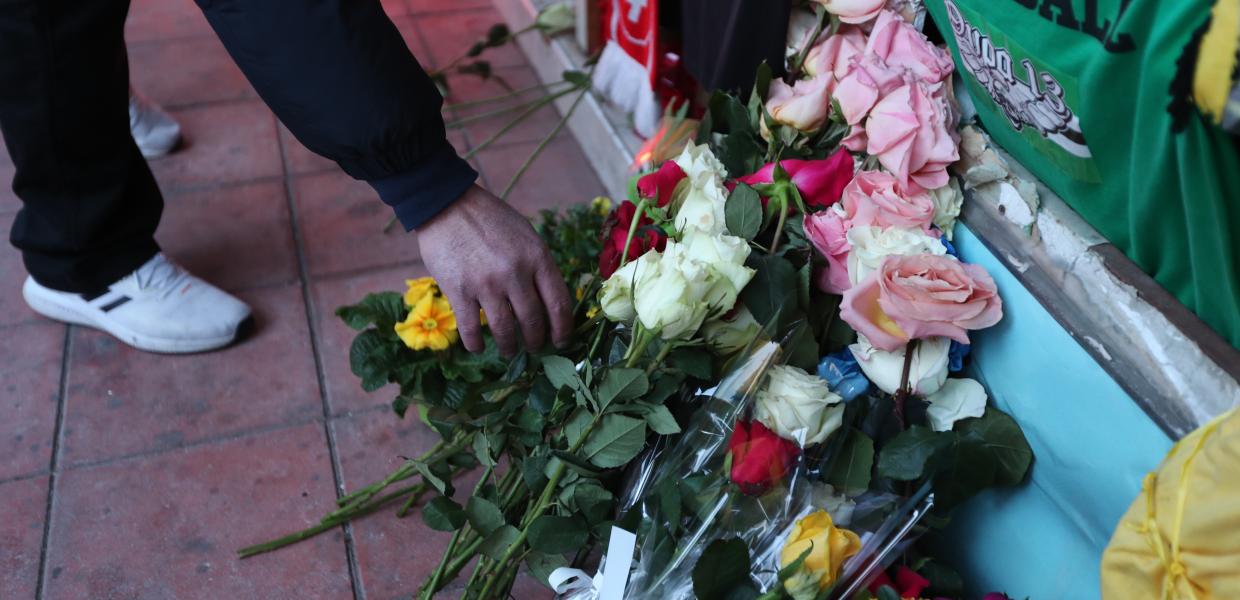 Λουλούδια στο σημείο που πέθανε ο Άλκης Καμπανός μετά τη δολοφονική επίθεση