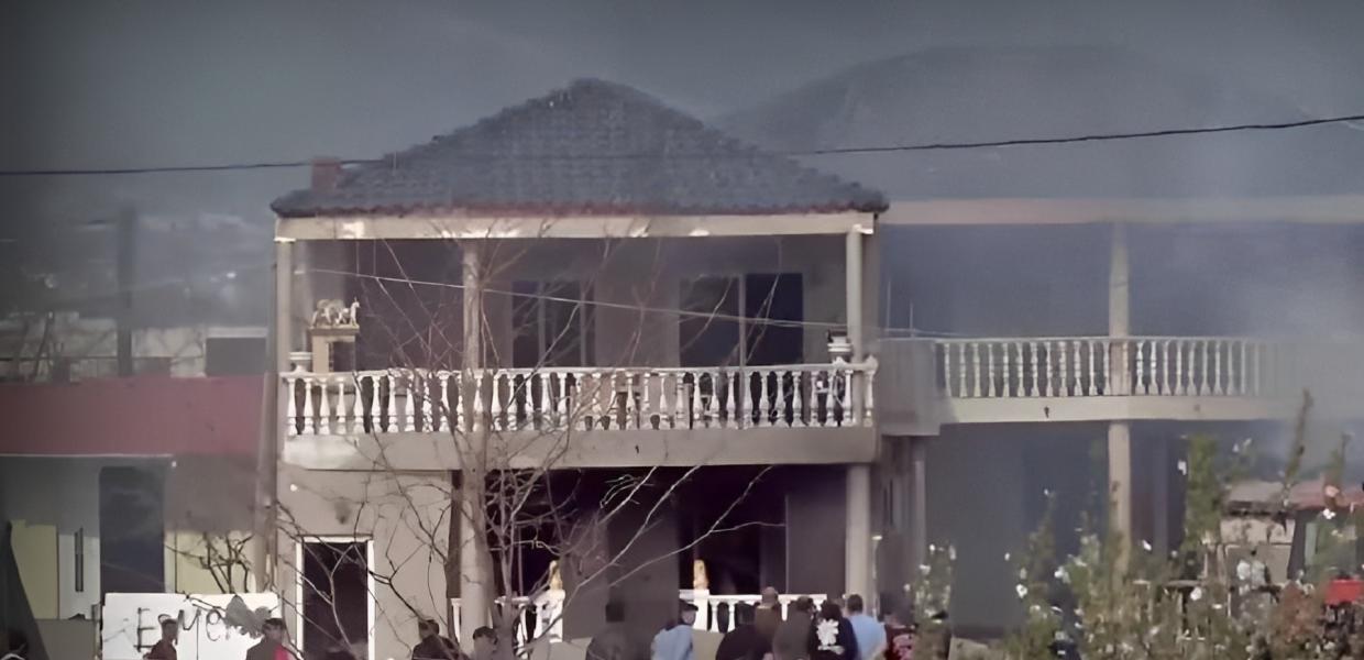Κόσμος και άντρες της πυροσβεστικής στο σπίτι του δράστη το οποίο έχει περικυκλωθεί από καπνούς λόγω φωτιάς