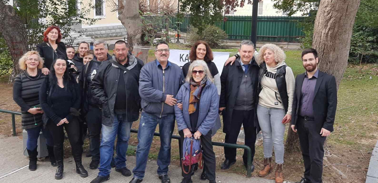 Άνθρωποι μπροστά από τα κτίρια των δικαστηρίων