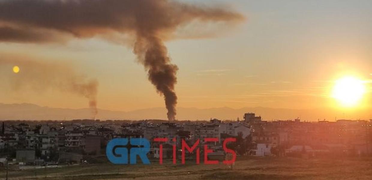 Φωτιά σε εργοστάσιο στη Σίνδο