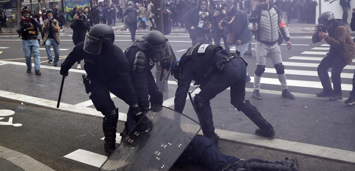 Αστυνομικοί στην Γαλλία έχουν βάλει στο πάτωμα διαδηλωτή 
