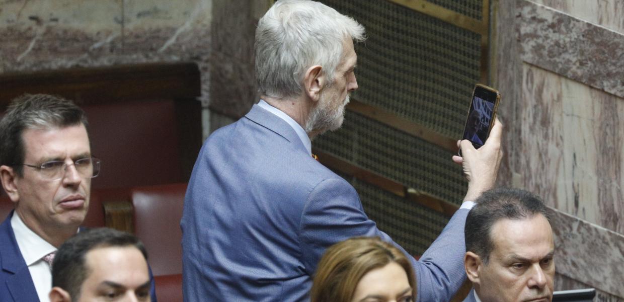 Ο Γιάννης Λοβέρδος με κινητό στη Βουλή