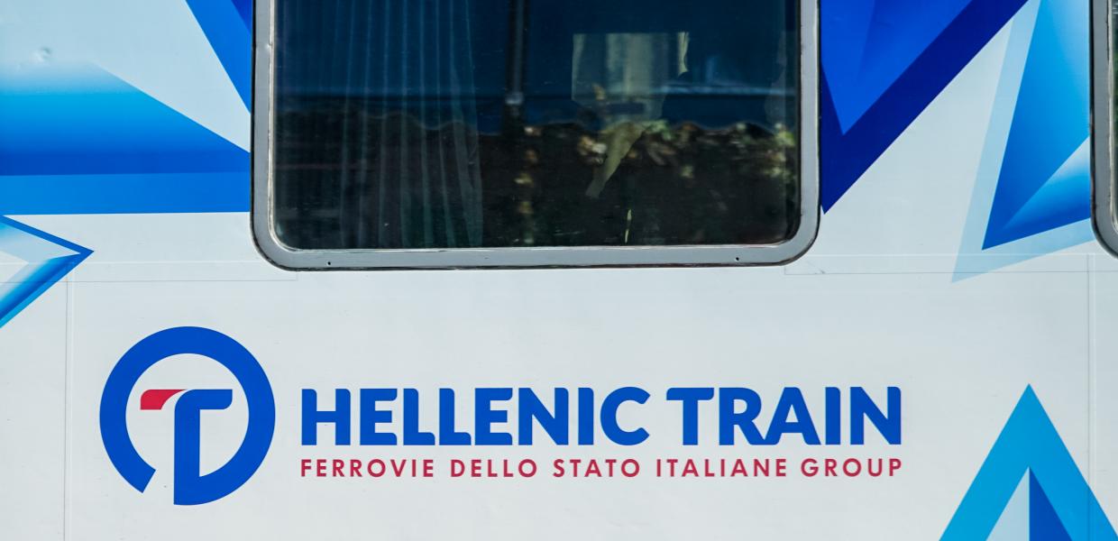 Το σήμα της Hellenic Train σε παράθυρο τρένου