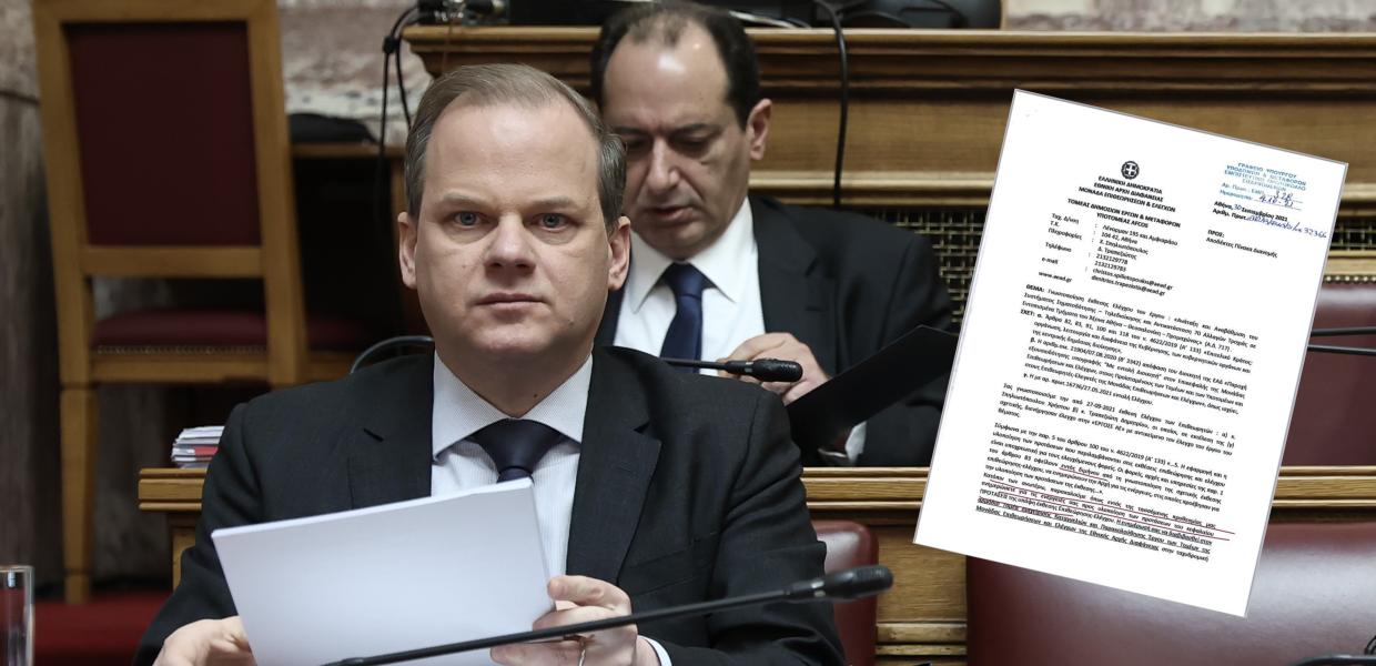 Ο Κώστας Καραμανλής και έγγραφο